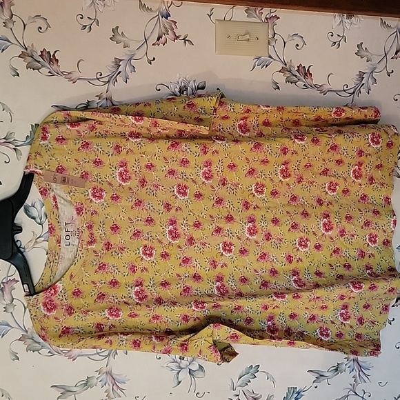 Loft NWT Plus Size Short Sleeved Shirt Yellow with Pink Flowers Size 24/26 - Picture 1 of 6
